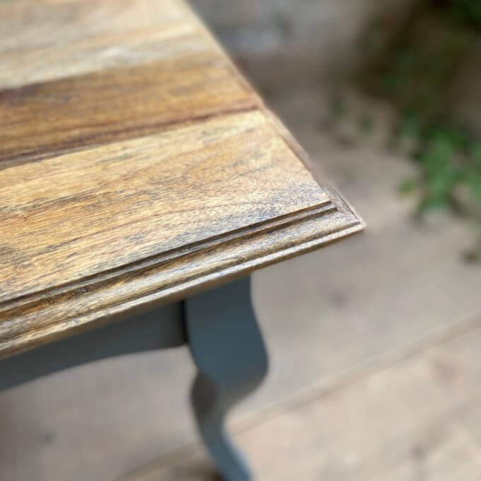 Corner moulding detail of coffee table